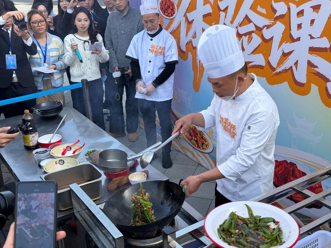在橘子洲头的历史积淀中汲取精神养分