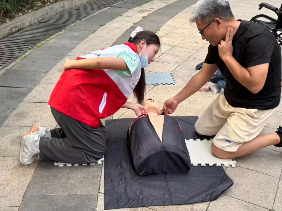 面向道路过往居民