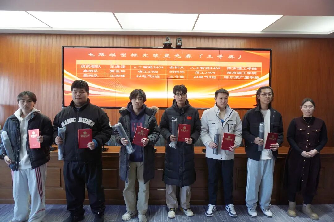 学员们专注钻研的身影